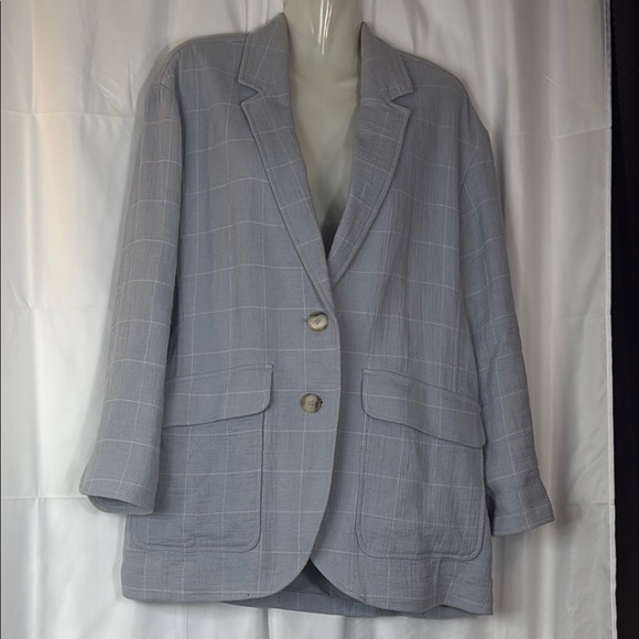 Stylish Light Gray Blazer with Checkered Pattern - Picture 2 of 8